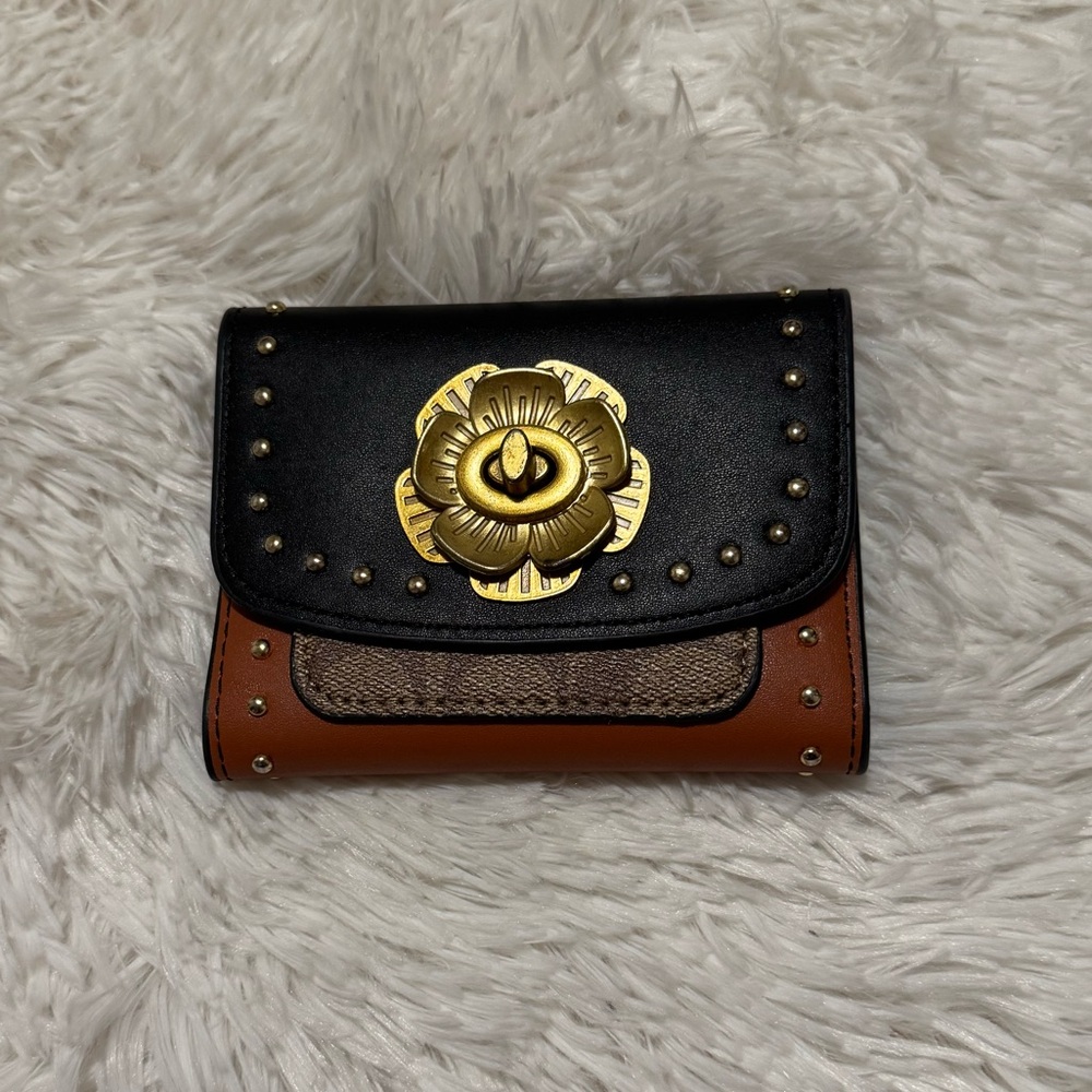 Wallet with Rivets Turnlock Closure